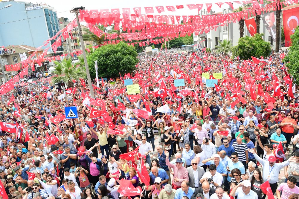 Muharrem İnce İzmir'in Ödemiş ilçesinde halkı selamladı
