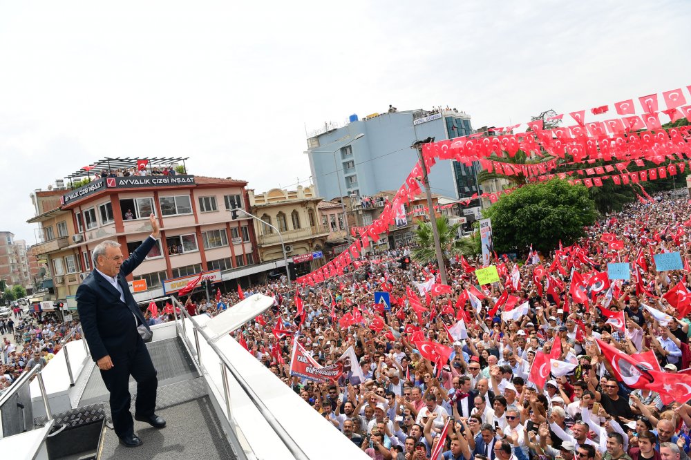 Muharrem İnce İzmir'in Ödemiş ilçesinde halkı selamladı