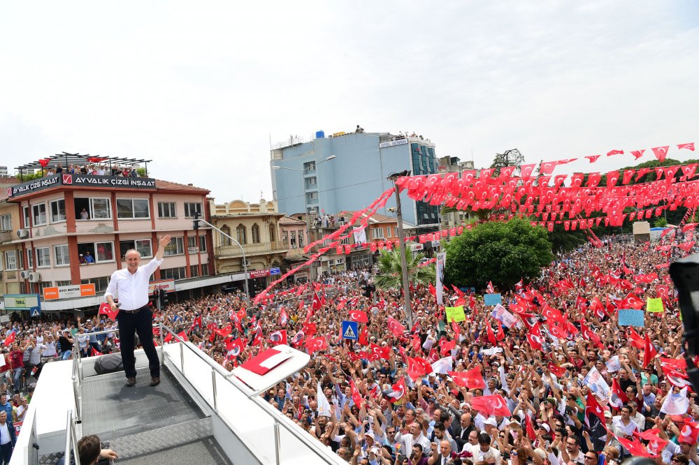 Muharrem İnce İzmir'in Ödemiş ilçesinde halkı selamladı