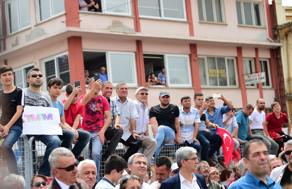 Muharrem İnce İzmir'in Ödemiş ilçesinde halkı selamladı