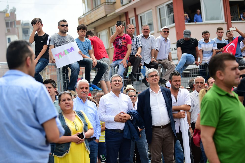 Muharrem İnce İzmir'in Ödemiş ilçesinde halkı selamladı