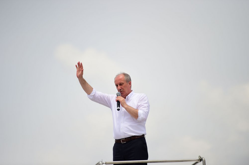 Muharrem İnce İzmir'in Ödemiş ilçesinde halkı selamladı