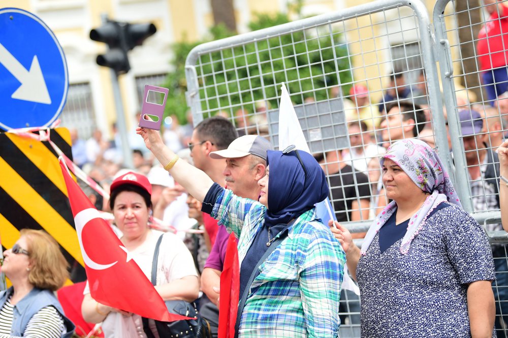 Muharrem İnce İzmir'in Ödemiş ilçesinde halkı selamladı