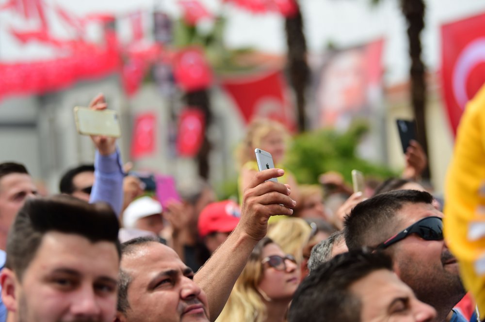 Muharrem İnce İzmir'in Ödemiş ilçesinde halkı selamladı