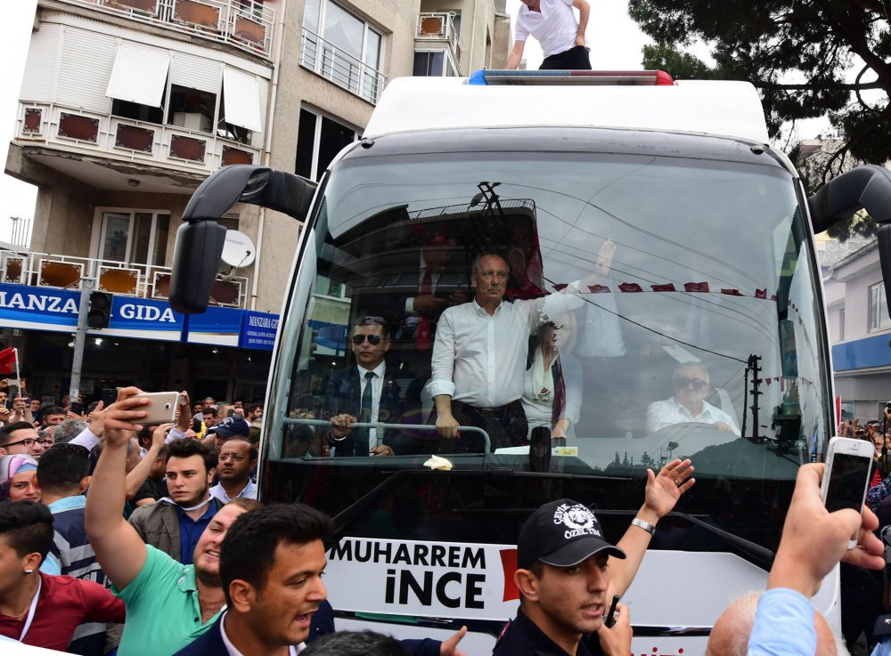 İzmir’in Kemalpaşa ilçesinde vatandaşları selamladı