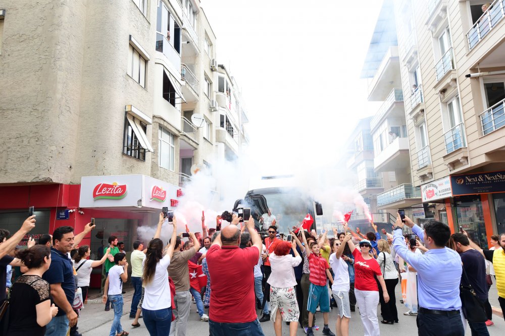 İzmir’in Kemalpaşa ilçesinde vatandaşları selamladı