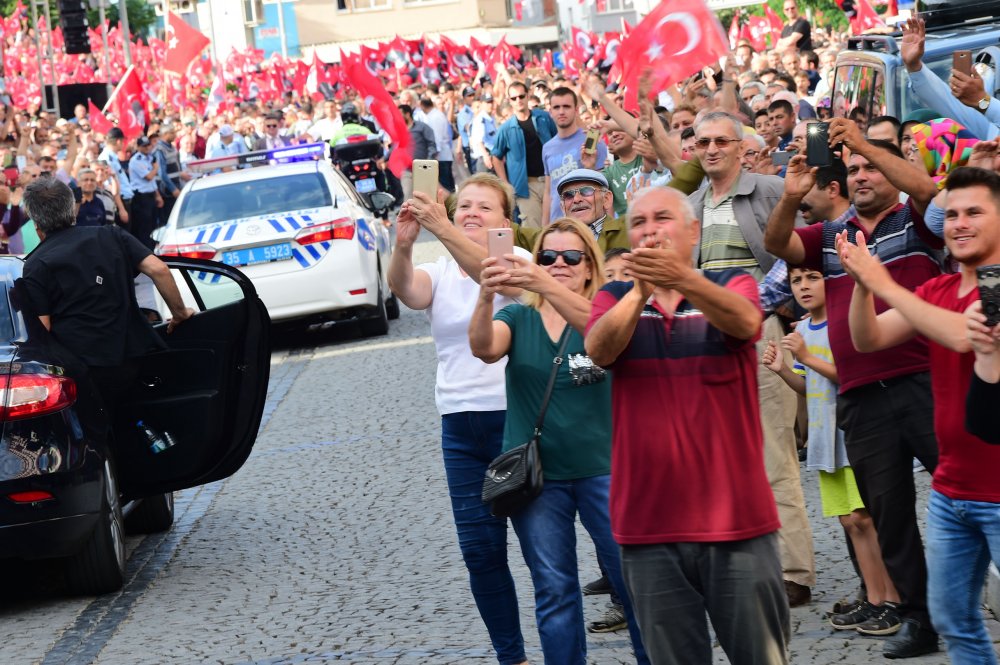 Muharrem İnce, İzmir’de Bergamalıları selamladı