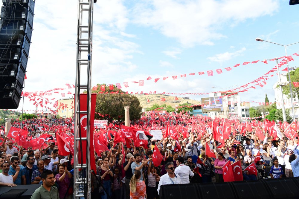 Muharrem İnce, İzmir’de Bergamalıları selamladı