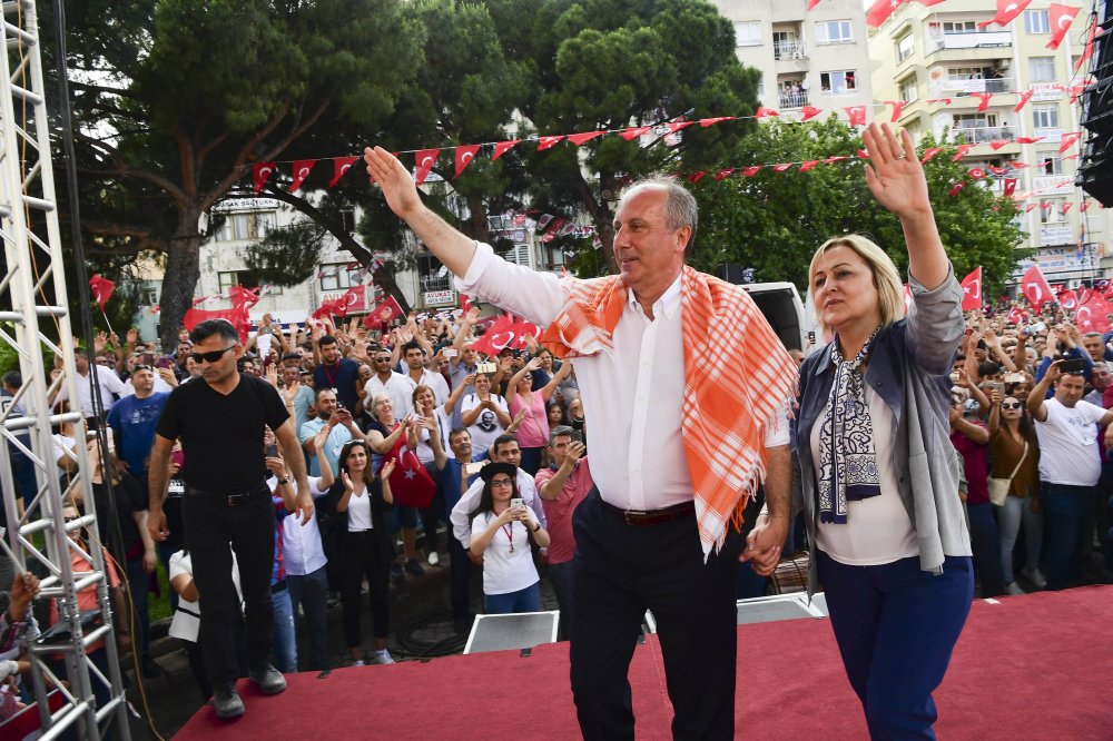 Muharrem İnce, İzmir’de Bergamalıları selamladı