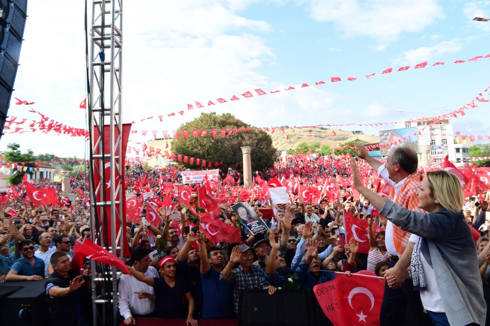 Muharrem İnce, İzmir’de Bergamalıları selamladı