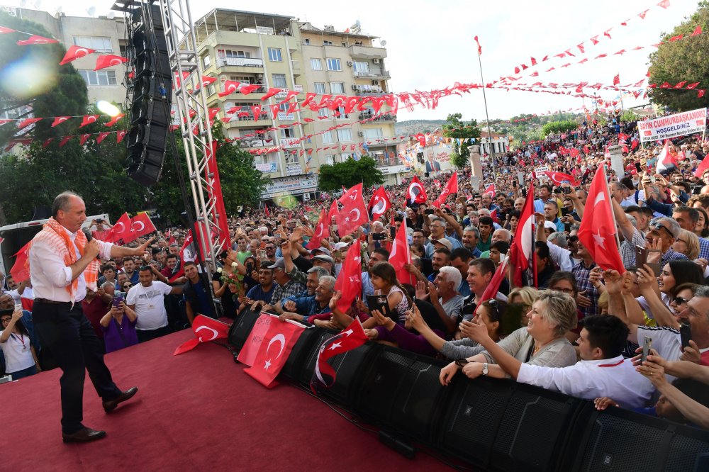 Muharrem İnce, İzmir’de Bergamalıları selamladı