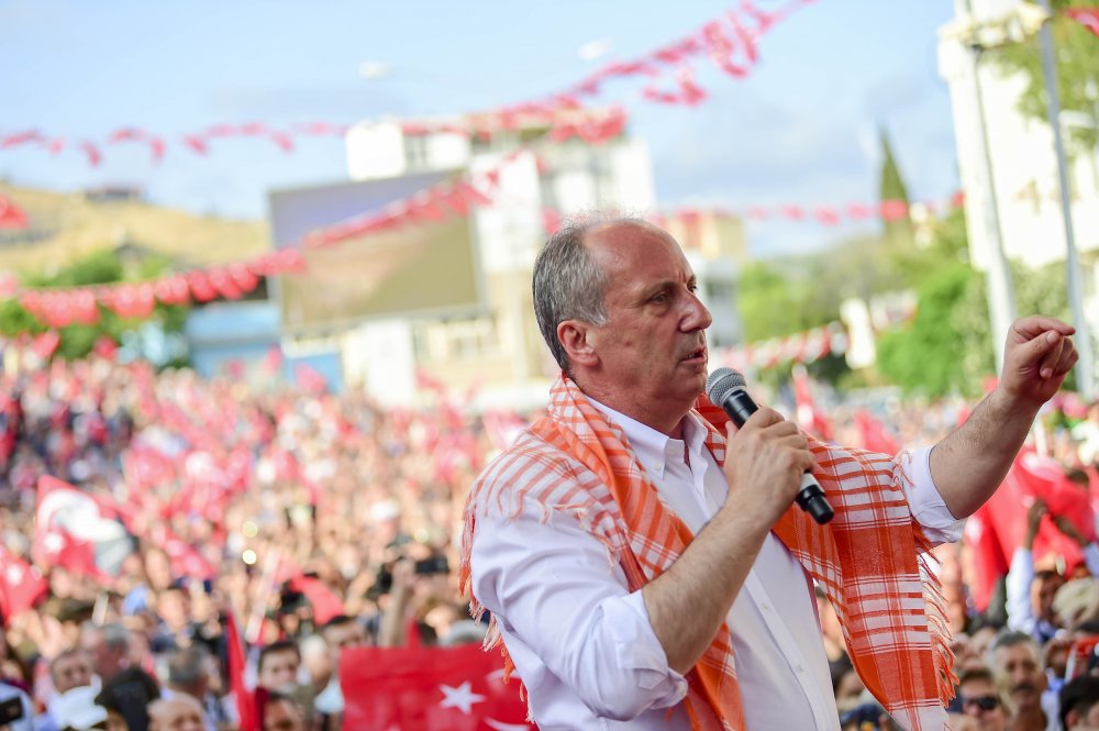 Muharrem İnce, İzmir’de Bergamalıları selamladı