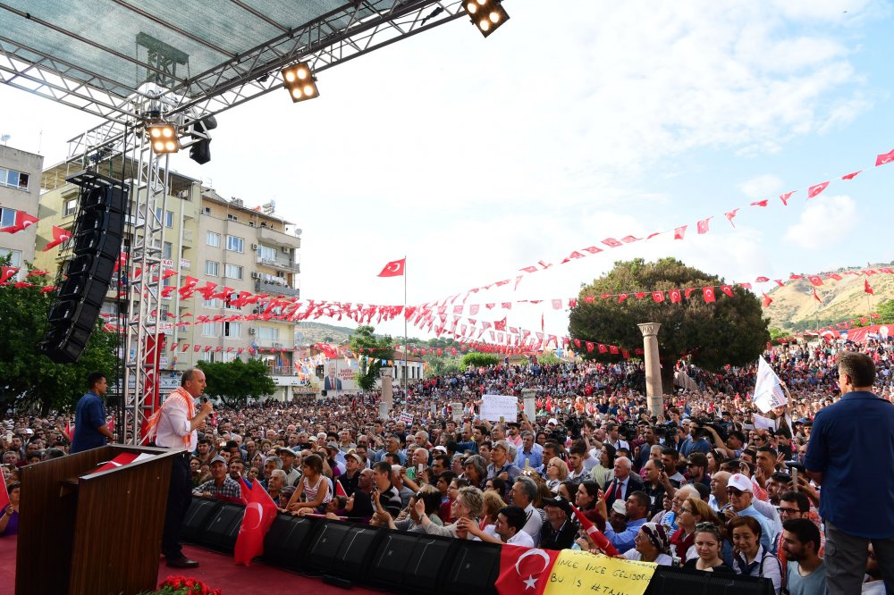 Muharrem İnce, İzmir’de Bergamalıları selamladı