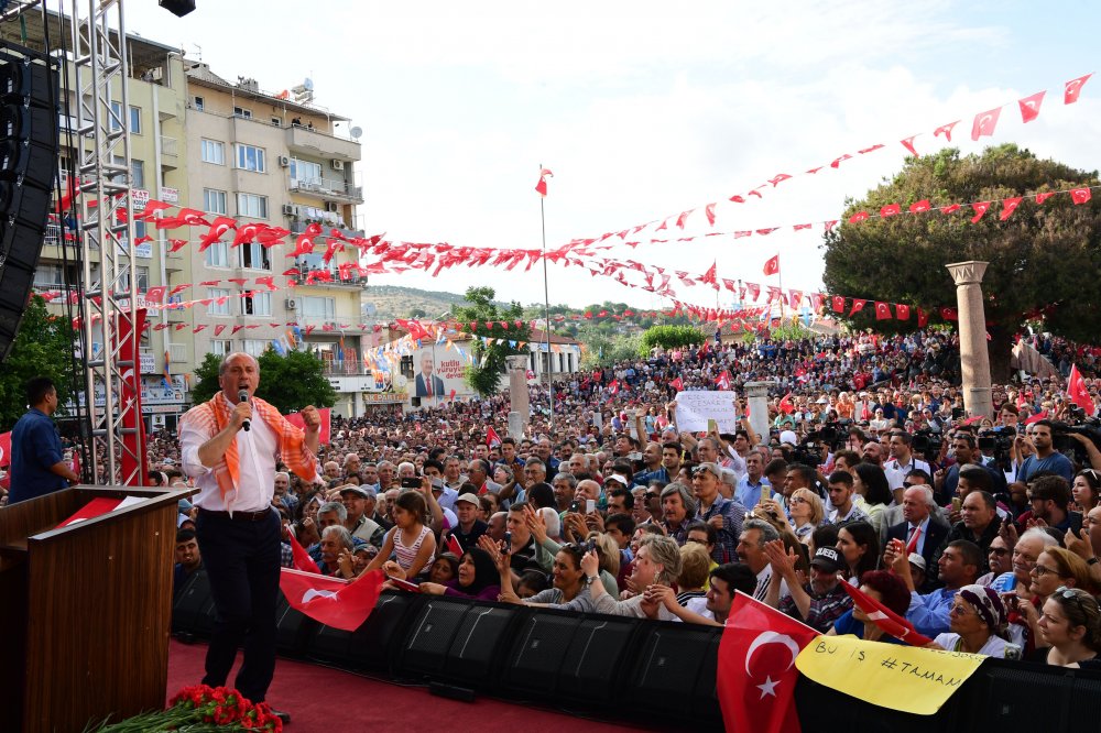 Muharrem İnce, İzmir’de Bergamalıları selamladı