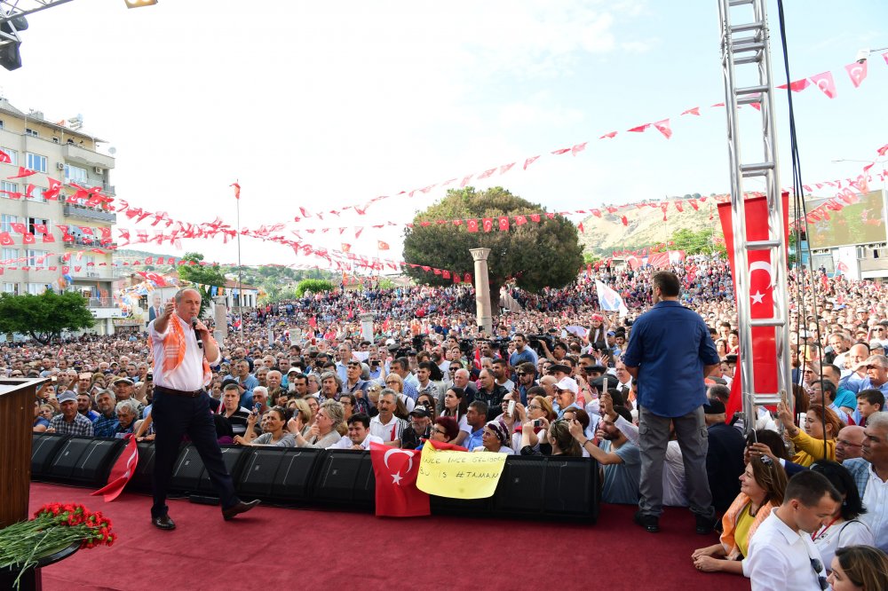 Muharrem İnce, İzmir’de Bergamalıları selamladı