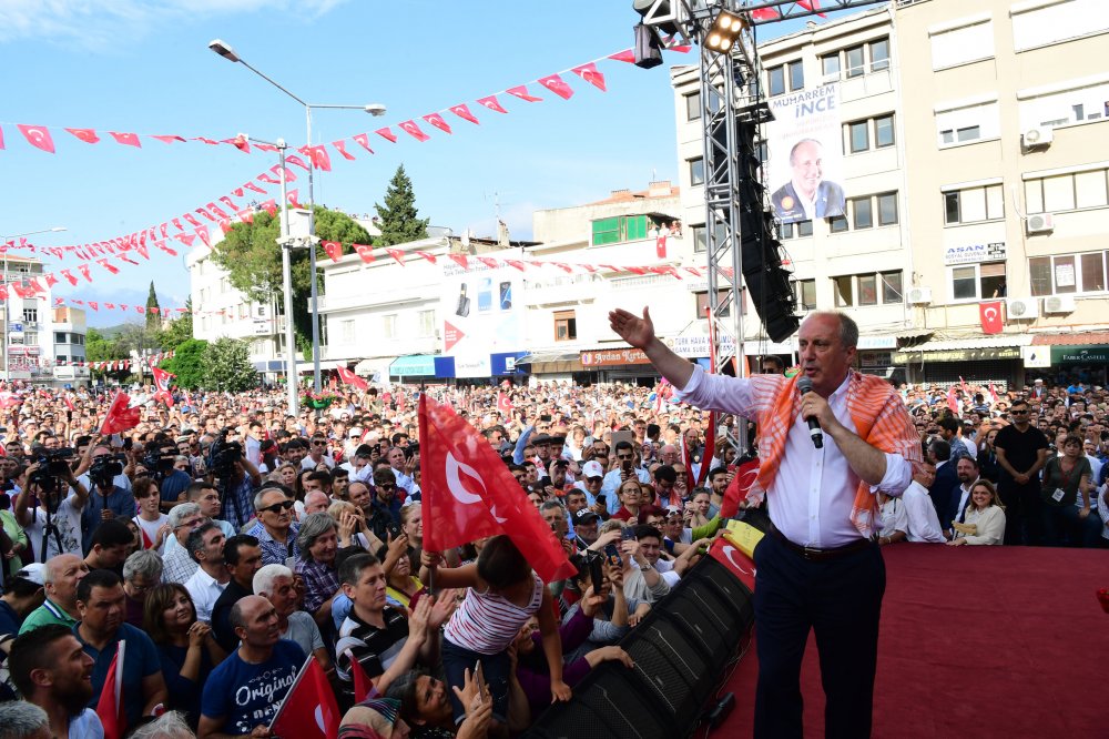 Muharrem İnce, İzmir’de Bergamalıları selamladı