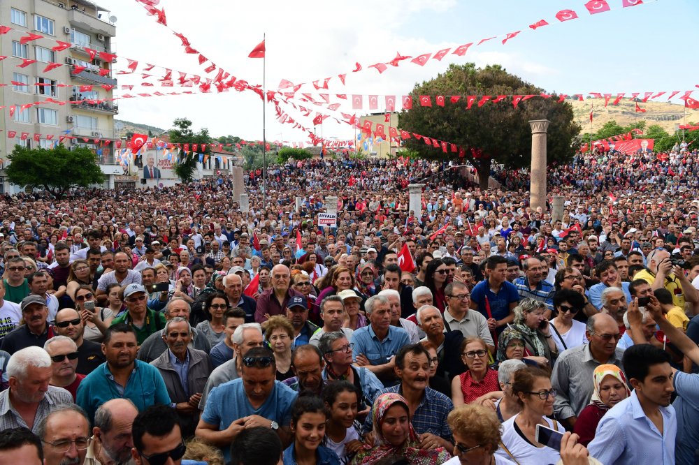 Muharrem İnce, İzmir’de Bergamalıları selamladı