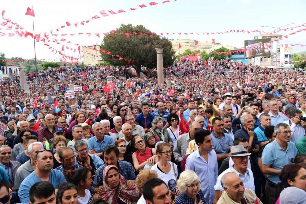 Muharrem İnce, İzmir’de Bergamalıları selamladı