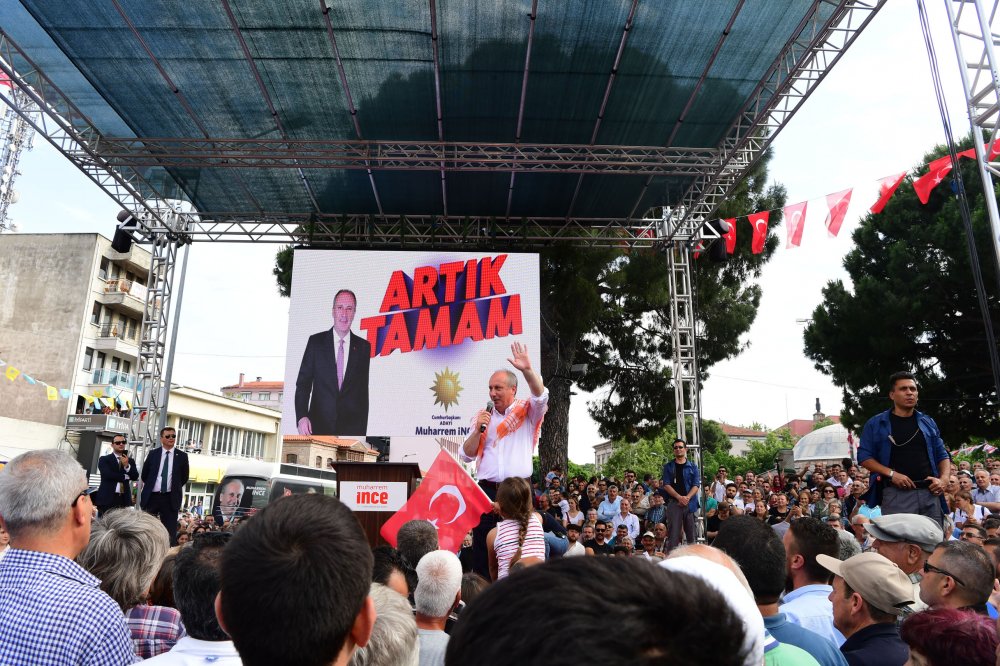 Muharrem İnce, İzmir’de Bergamalıları selamladı