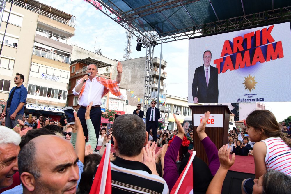 Muharrem İnce, İzmir’de Bergamalıları selamladı