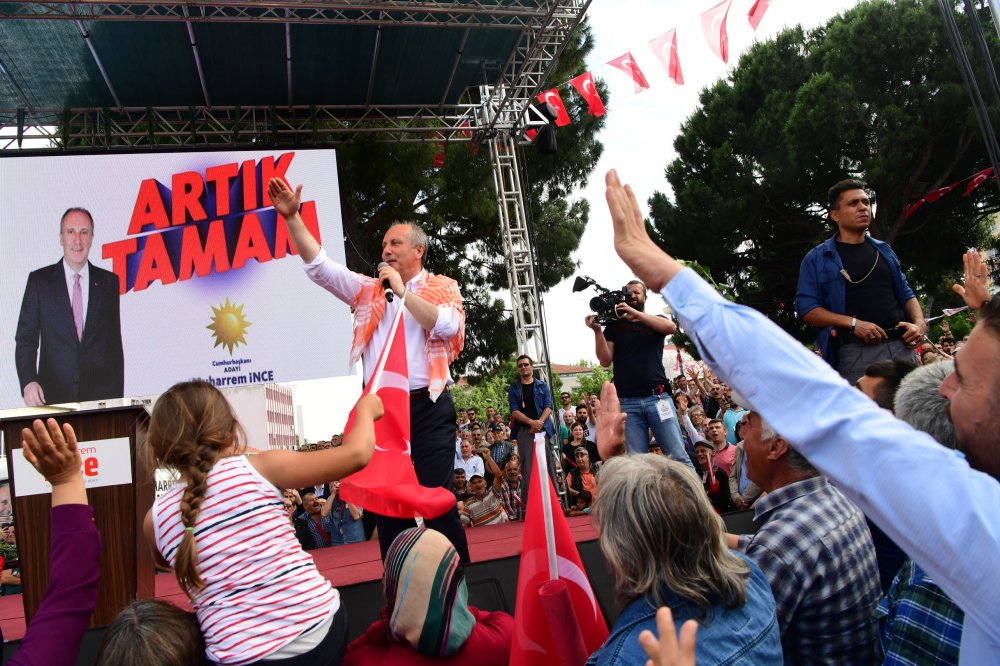 Muharrem İnce, İzmir’de Bergamalıları selamladı