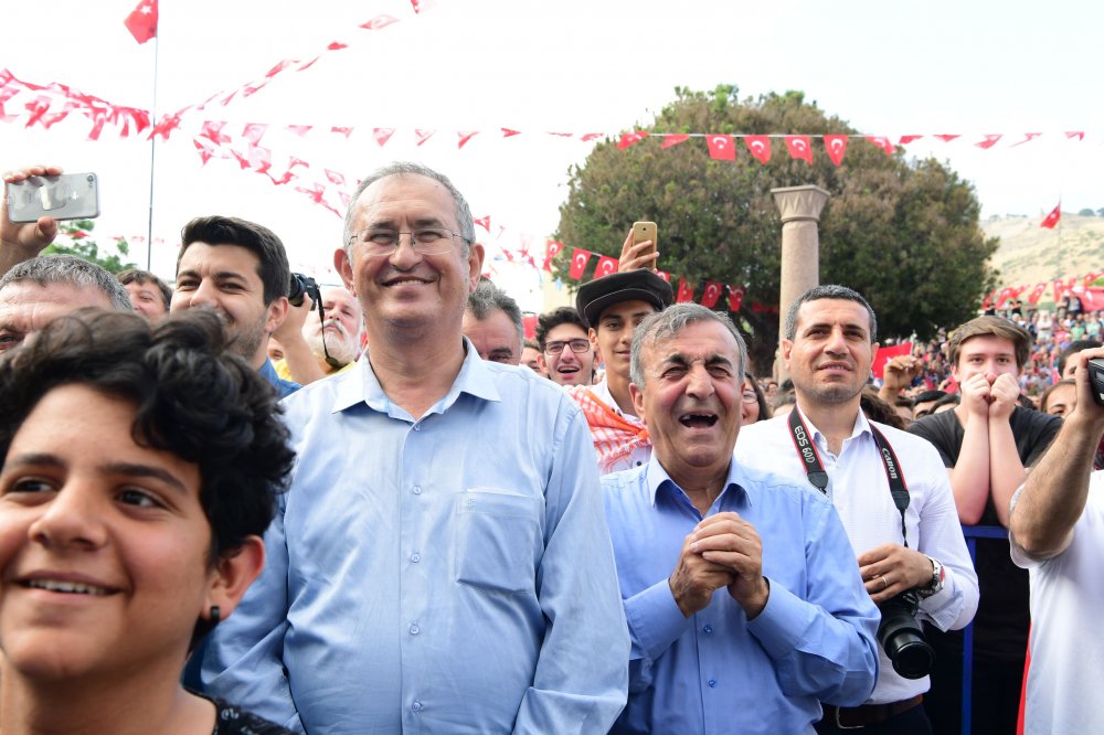 Muharrem İnce, İzmir’de Bergamalıları selamladı