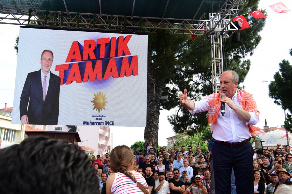 Muharrem İnce, İzmir’de Bergamalıları selamladı