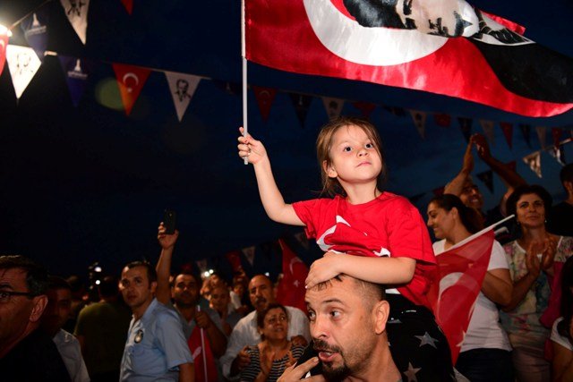 Muharrem İnce, Çiğli'de gerçekleştirilen Ahmet Taner Kışlalı Parkı'nın açılışına katıldı