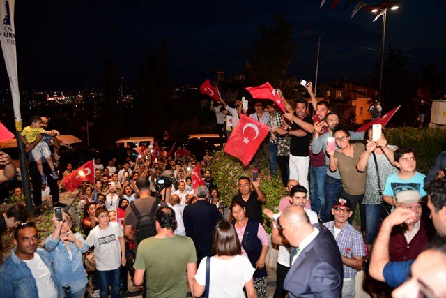 Muharrem İnce, Çiğli'de gerçekleştirilen Ahmet Taner Kışlalı Parkı'nın açılışına katıldı