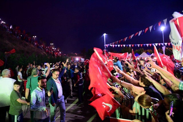Muharrem İnce, Çiğli'de gerçekleştirilen Ahmet Taner Kışlalı Parkı'nın açılışına katıldı