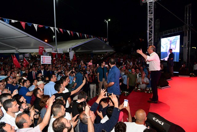 Muharrem İnce, Çiğli'de gerçekleştirilen Ahmet Taner Kışlalı Parkı'nın açılışına katıldı