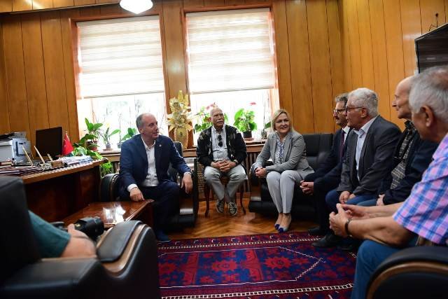 Muharrem İnce, mezunu olduğu Balıkesir Üniversitesi Necatibey Eğitim Fakültesi'ni ziyaret etti