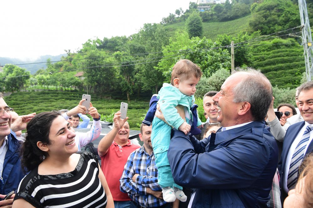 Muharrem İnce, Artvin Borçka'da öğretmenliğe ilk başladığı okulu ziyaret etti