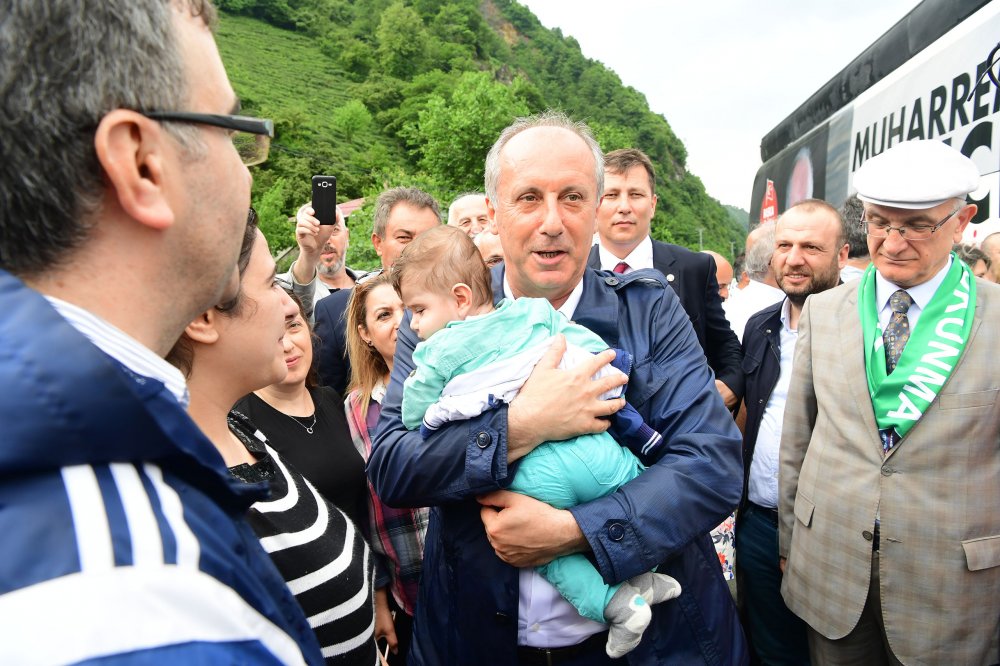 Muharrem İnce, Artvin Borçka'da öğretmenliğe ilk başladığı okulu ziyaret etti