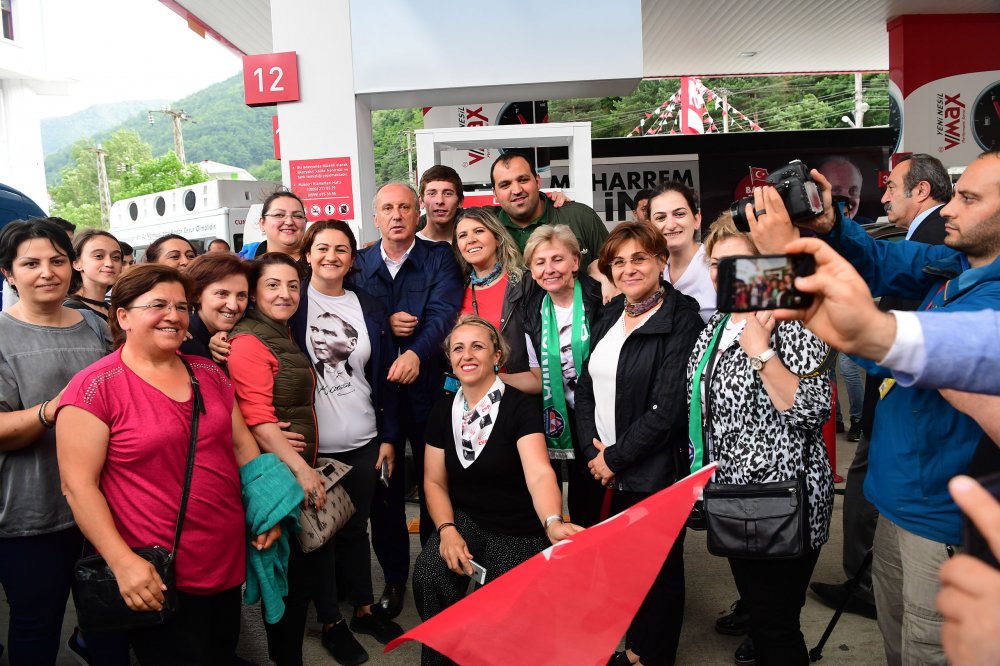 Muharrem İnce, Artvin Borçka'da öğretmenliğe ilk başladığı okulu ziyaret etti