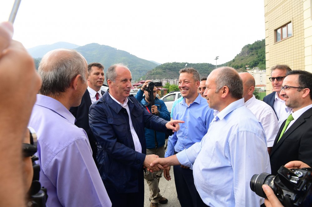 Muharrem İnce, Artvin Borçka'da öğretmenliğe ilk başladığı okulu ziyaret etti