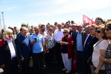 Muharrem İnce Batı Trakya Türklerinin unutulmaz lideri merhum Dr. Sadık Ahmet'in mezarını ziyaret etti