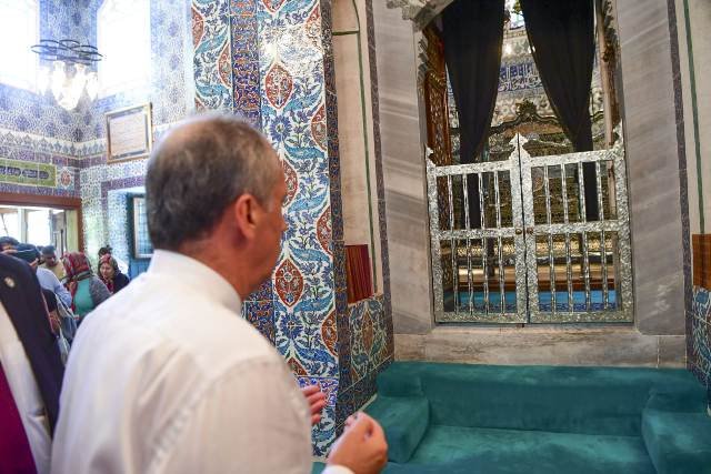 Muharrem İnce, İstanbul’da Eyüp Sultan Türbesini ziyaret etti