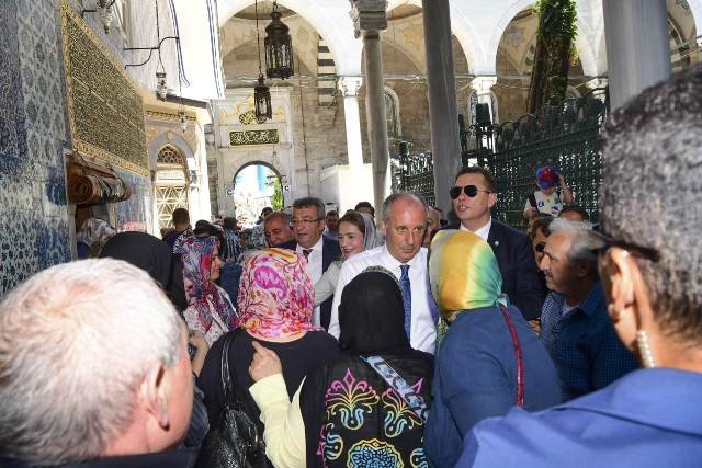 Muharrem İnce, İstanbul’da Eyüp Sultan Türbesini ziyaret etti