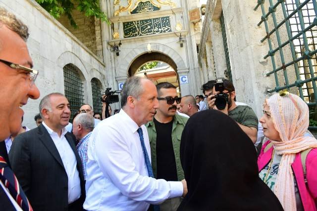 Muharrem İnce, İstanbul’da Eyüp Sultan Türbesini ziyaret etti