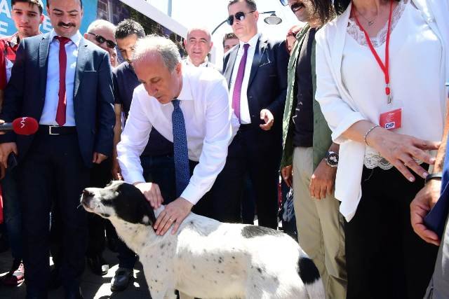 Muharrem İnce, İstanbul’da Eyüp Sultan Türbesini ziyaret etti