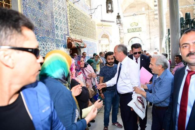 Muharrem İnce, İstanbul’da Eyüp Sultan Türbesini ziyaret etti