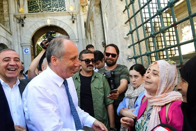 Muharrem İnce, İstanbul’da Eyüp Sultan Türbesini ziyaret etti