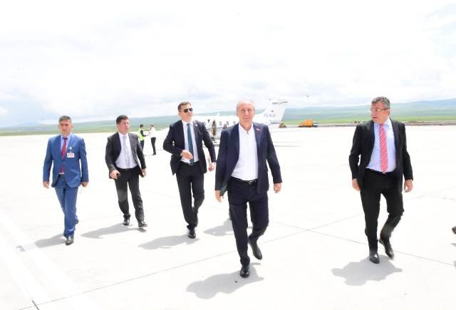 Muharrem İnce Kars Havaalanı'nda Atabarı ve bayrakla karşılandı