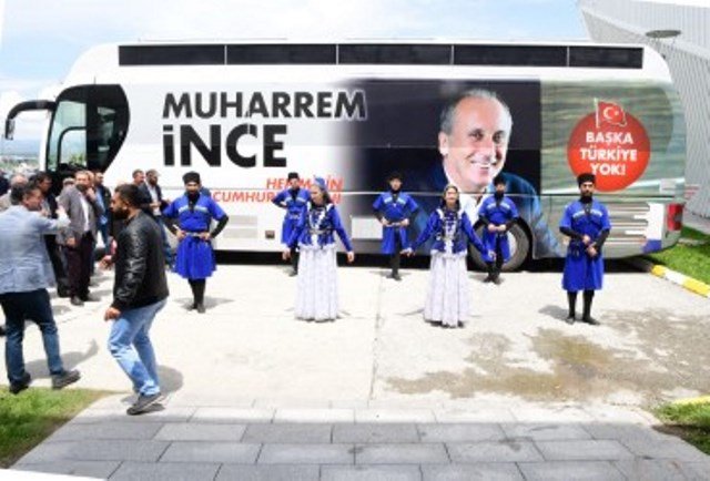 Muharrem İnce Kars Havaalanı'nda Atabarı ve bayrakla karşılandı