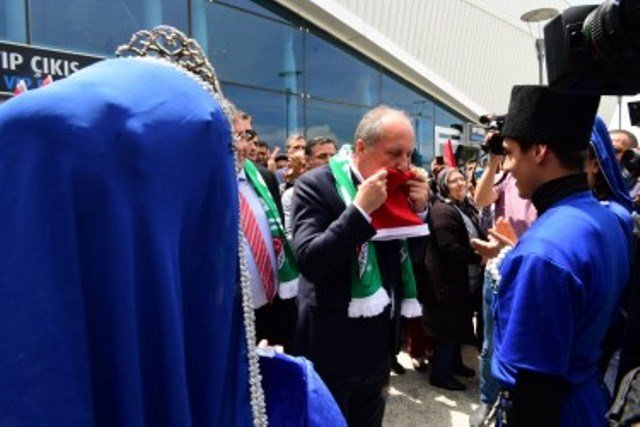 Muharrem İnce Kars Havaalanı'nda Atabarı ve bayrakla karşılandı