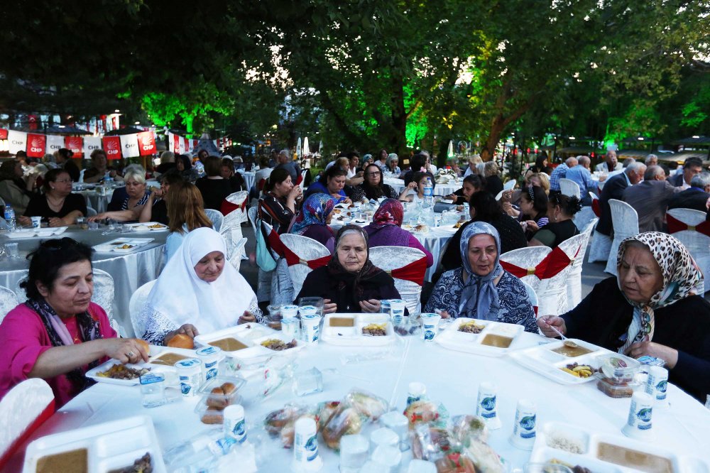 Kılıçdaroğlu, Yenimahalle sakinleriyle iftarda buluştu