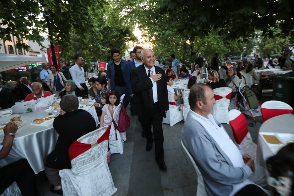 Kılıçdaroğlu, Yenimahalle sakinleriyle iftarda buluştu