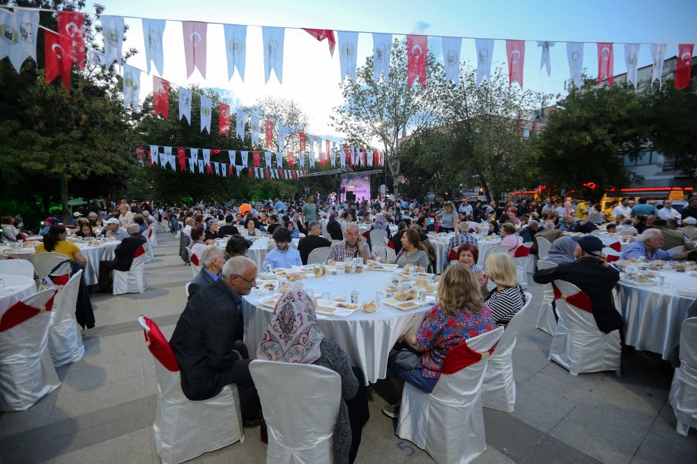 Kılıçdaroğlu, Yenimahalle sakinleriyle iftarda buluştu