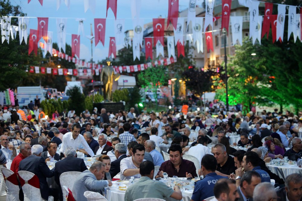 Kılıçdaroğlu, Yenimahalle sakinleriyle iftarda buluştu